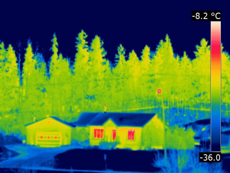 Maison en infrarouge de l'extérieur